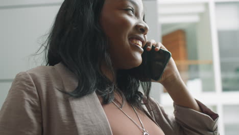 Fröhliche-Afroamerikanische-Geschäftsfrau,-Die-Am-Telefon-Spricht